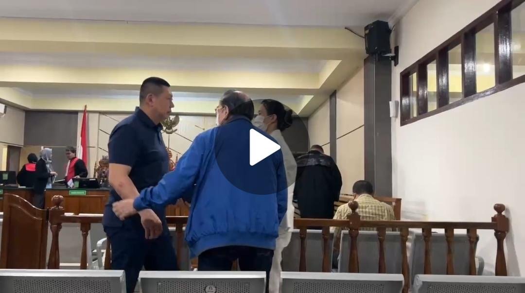 Istri dan Orang Tua Saksikan Sidang Tuntutan 6 Tahun Penjara Bengawan Kamto Dalam Keadaan Sakit