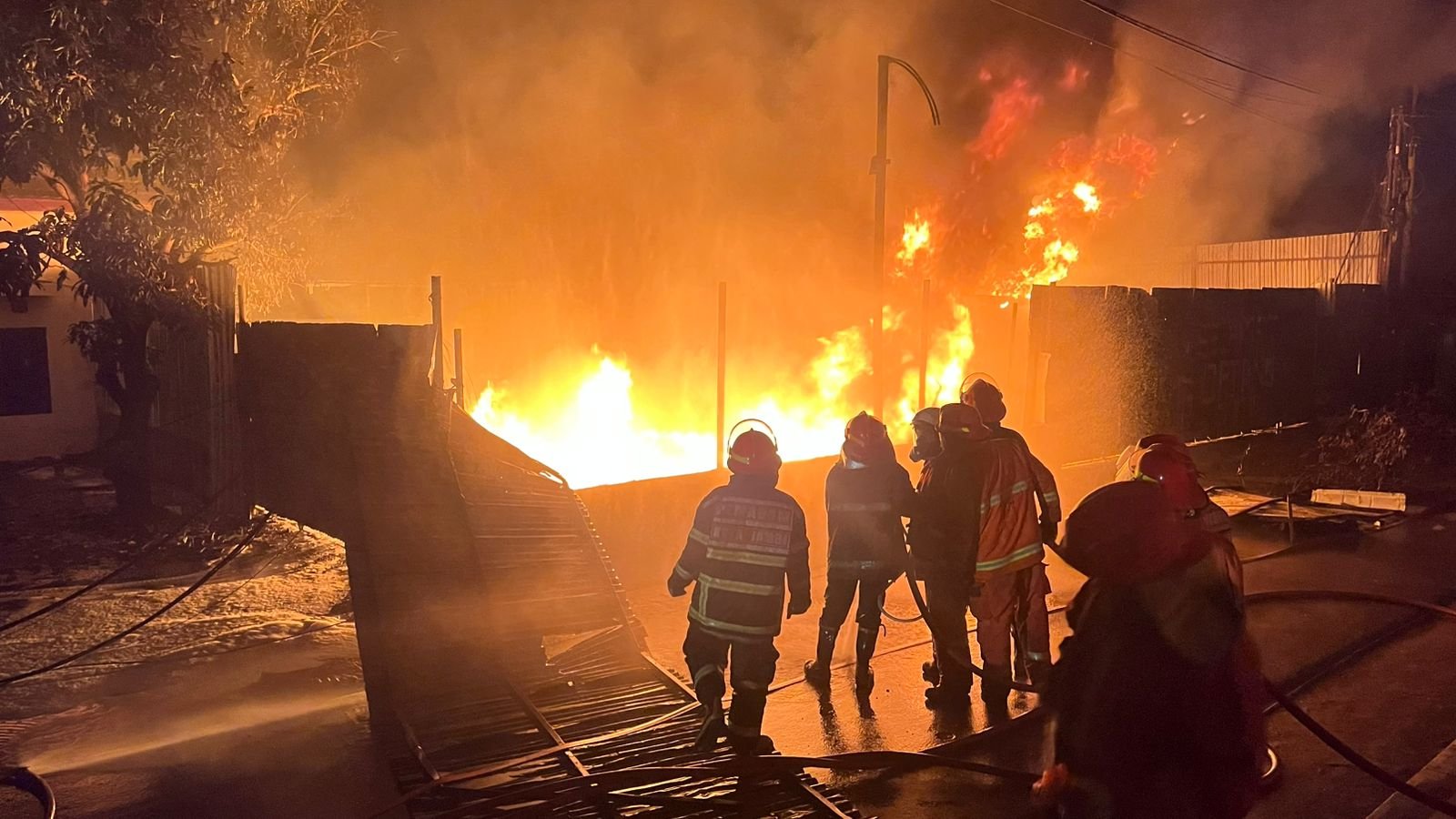 Gudang BBM di Jambi Terbakar Hebat, Dua Tangki Berisi Minyak Ditemukan