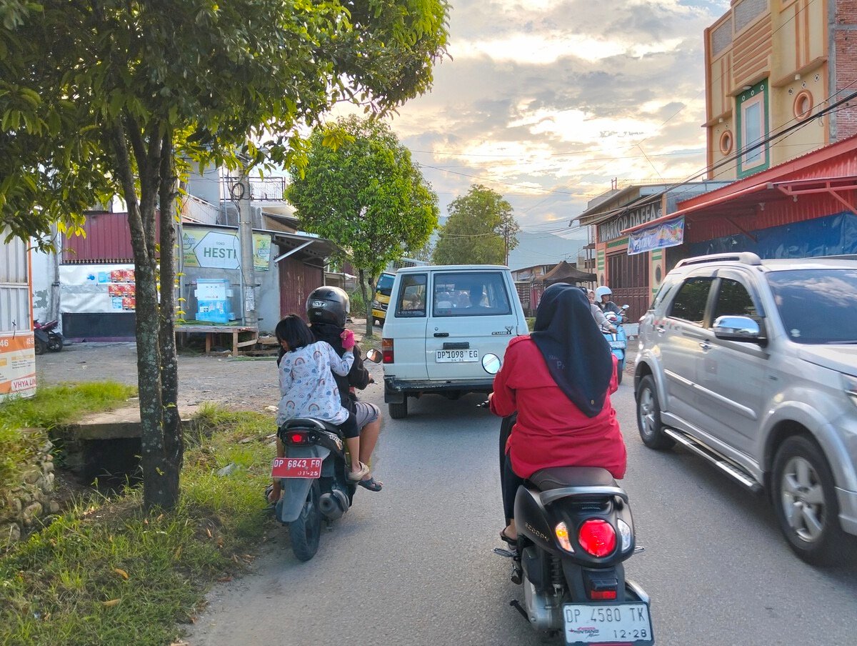Sambil Bawa Tabung Gas, Motor Pelat Merah di Sulawesi Selatan Terciduk Melintas di Jalan Raya