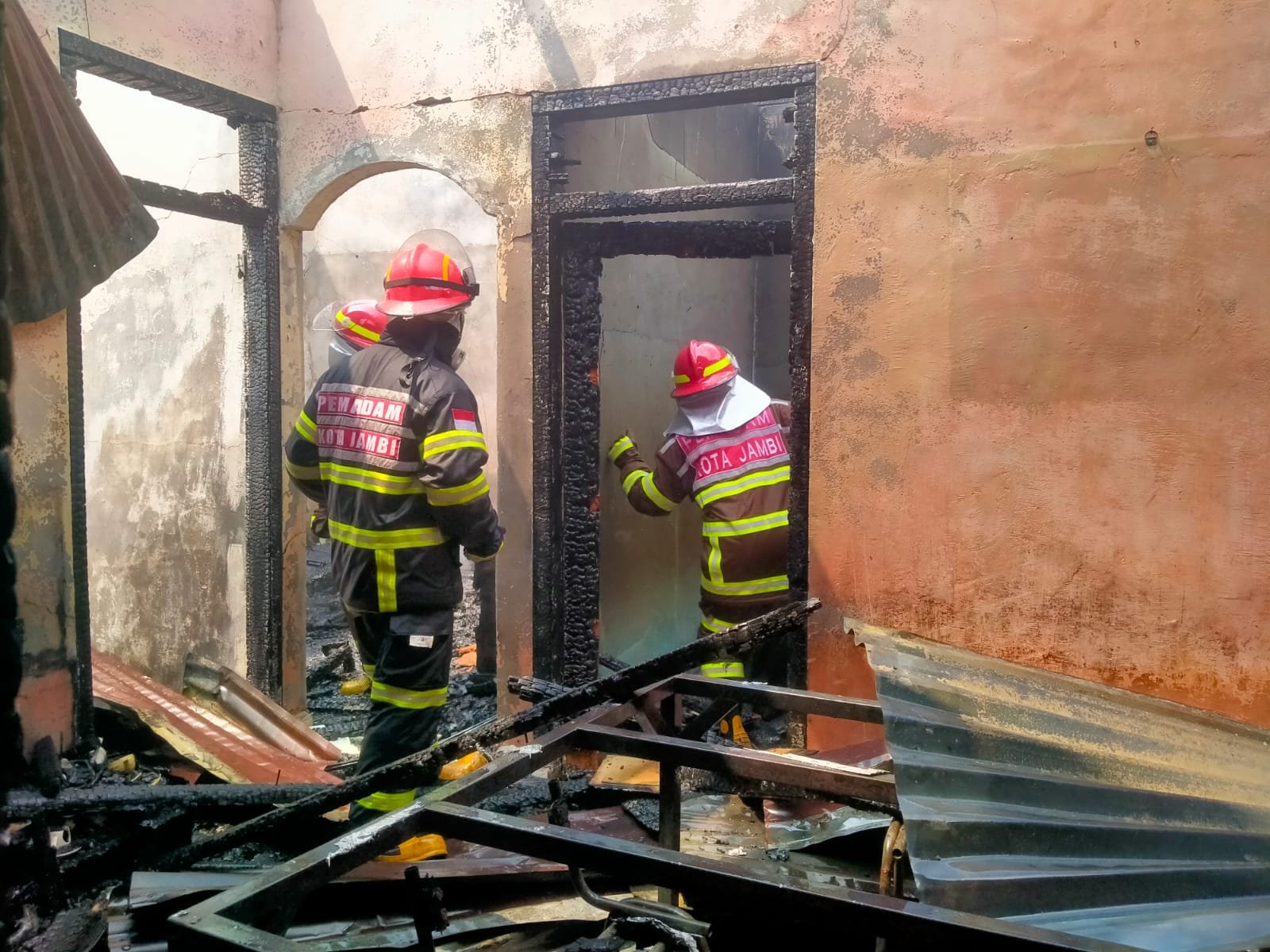 Diduga Korsleting Listrik, Rumah di Jl Kenari 4 Kota Jambi Terbakar