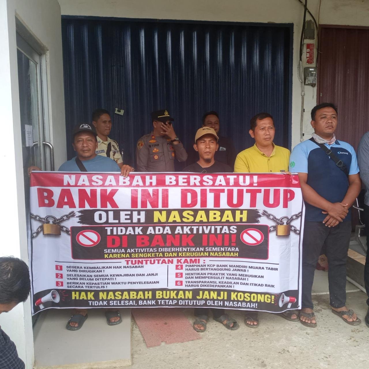 Bank Mandiri KCP Muara Tabir Dikepung Nasabah Sendiri