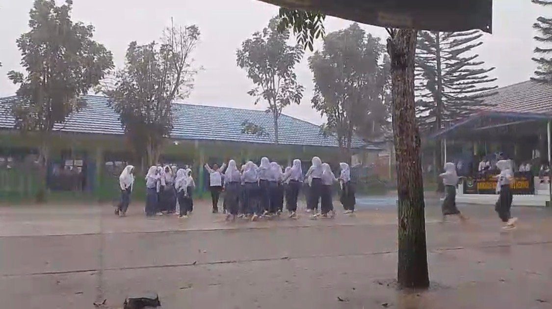 Setelah Lama Menanti, Siswa di Kerinci Mandi Hujan di Tengah Kemarau Panjang Jambi