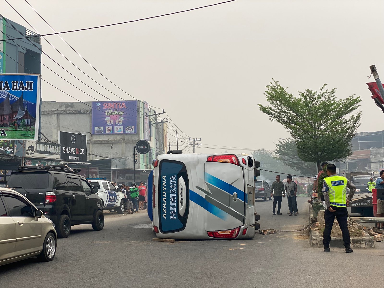 Hindari Motor Mendadak Putar Arah, Minibus Pariwisata Terguling di Simpang Rimbo Jambi
