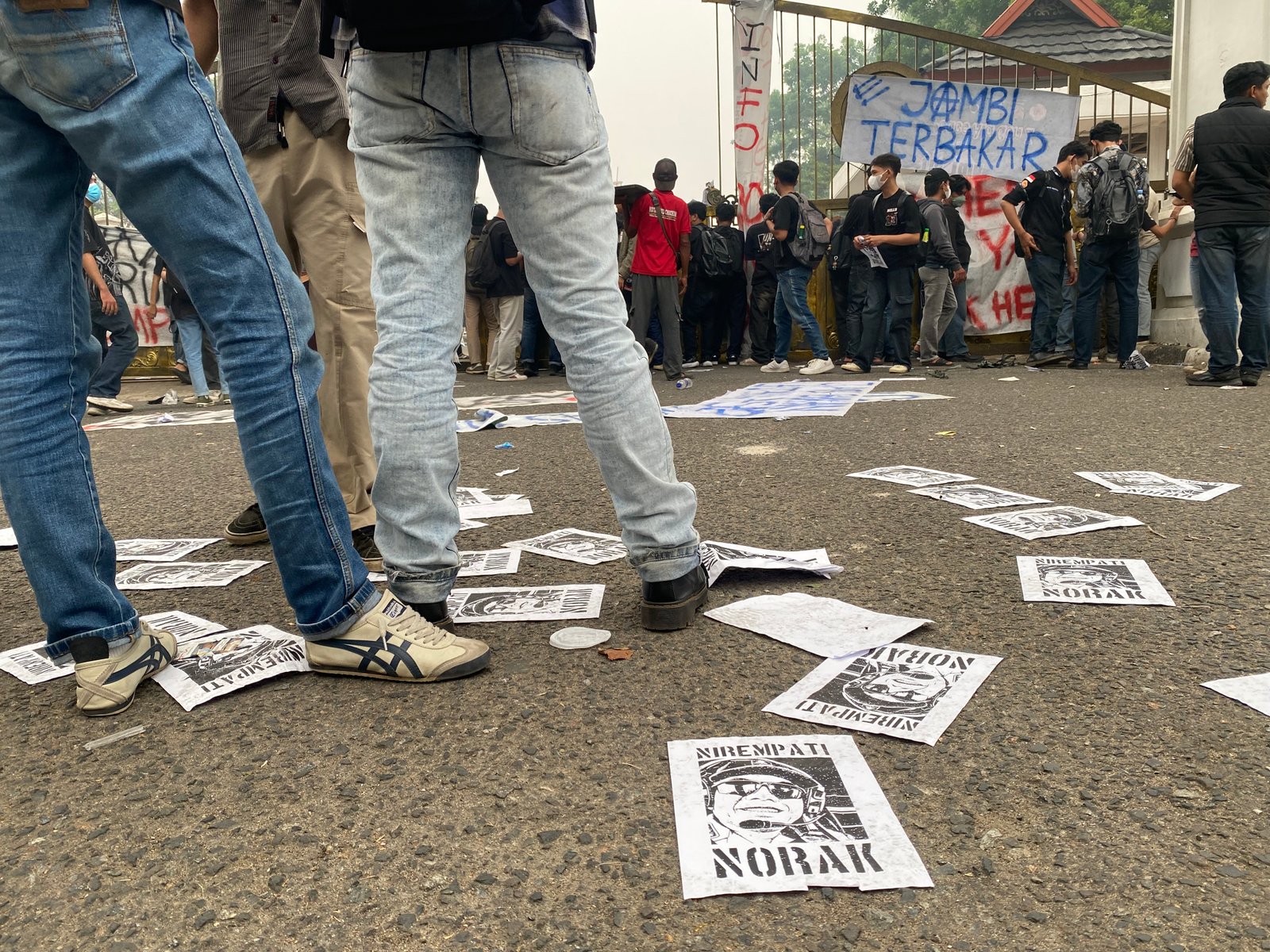 Foto Al Haris Terinjak Saat Aksi Kabut Asap, Massa Soroti Anggaran Rp30 Miliar