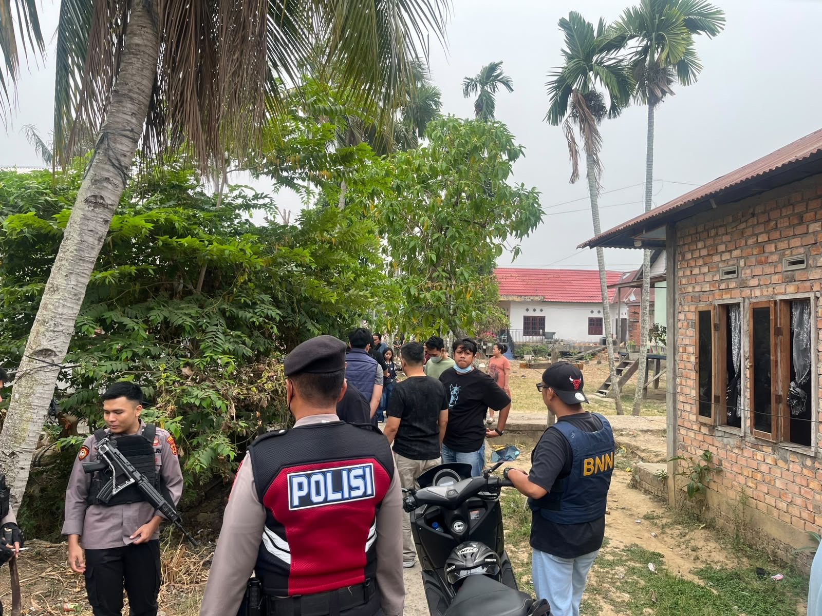 POLRESTA JAMBI GEREBEK TIGA BASECAMP NARKOBA DI LEGOK, AMANKAN SABU DAN 27 BUTIR EKSTASI