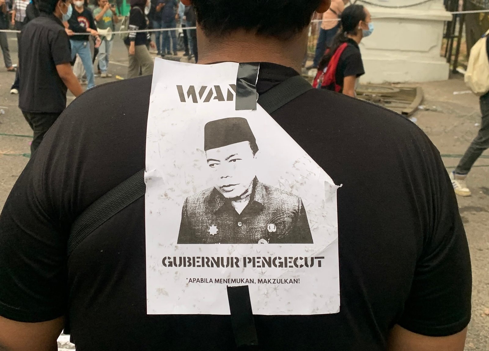 Pagar Kantor Gubernur Jambi Roboh, Gambar Al Haris Berserakan di Lokasi Aksi