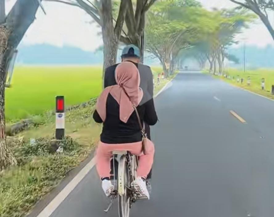 Viral! Romantisnya Bupati dan Ibu Bupati Kerinci Kayuh Sepeda Berdua Menuju Festival