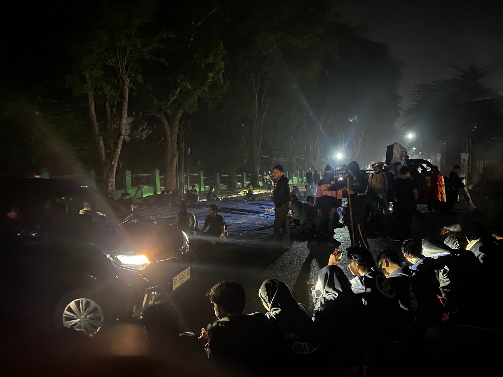 Bentangkan Terpal, Mahasiswa Bertahan Tunggu Gubernur Al Haris Datang