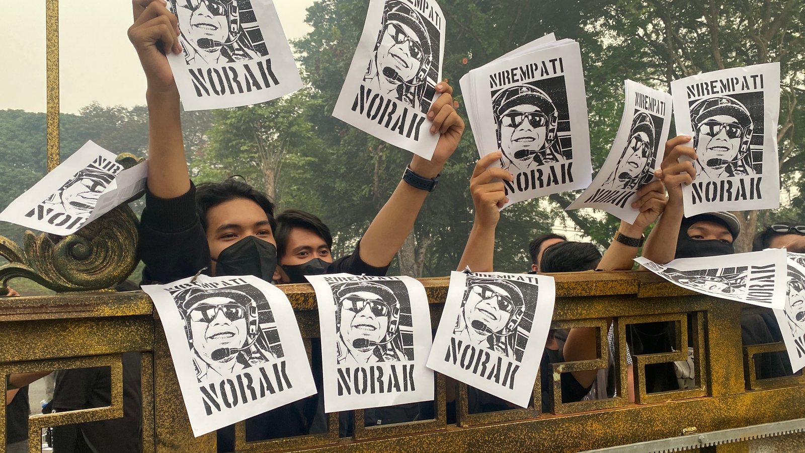 Massa menggelar aksi unjuk rasa terkait penanganan kabut asap di depan kawasan perkantoran Gubernur Jambi (Gracak.com/Yanto).
