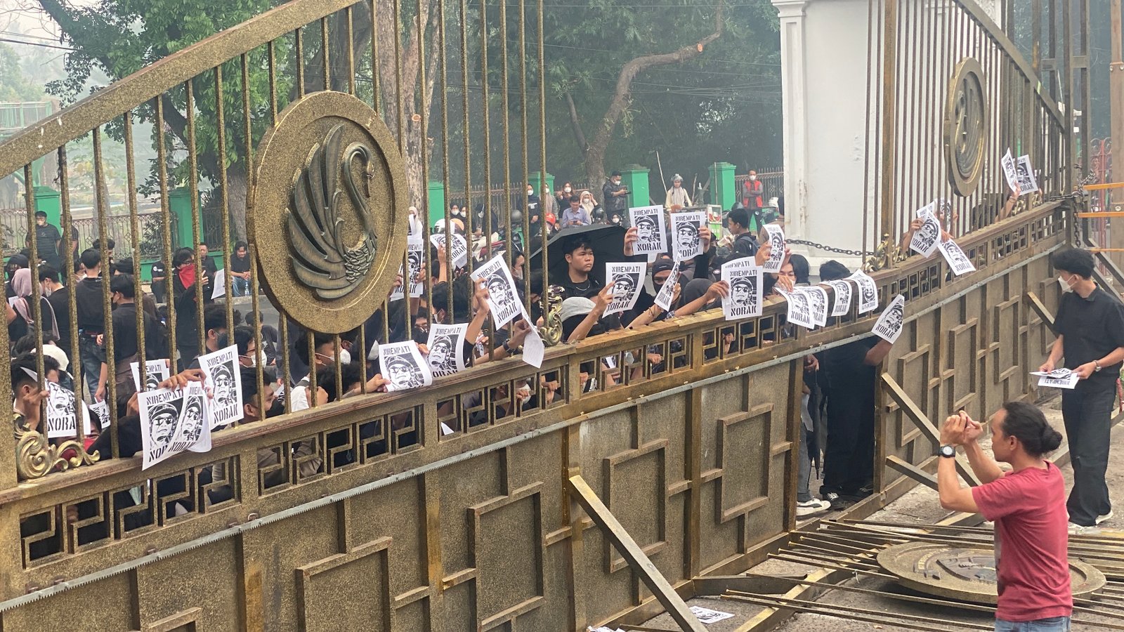 Massa menggelar aksi unjuk rasa terkait penanganan kabut asap di depan kawasan perkantoran Gubernur Jambi (Gracak.com/Yanto).