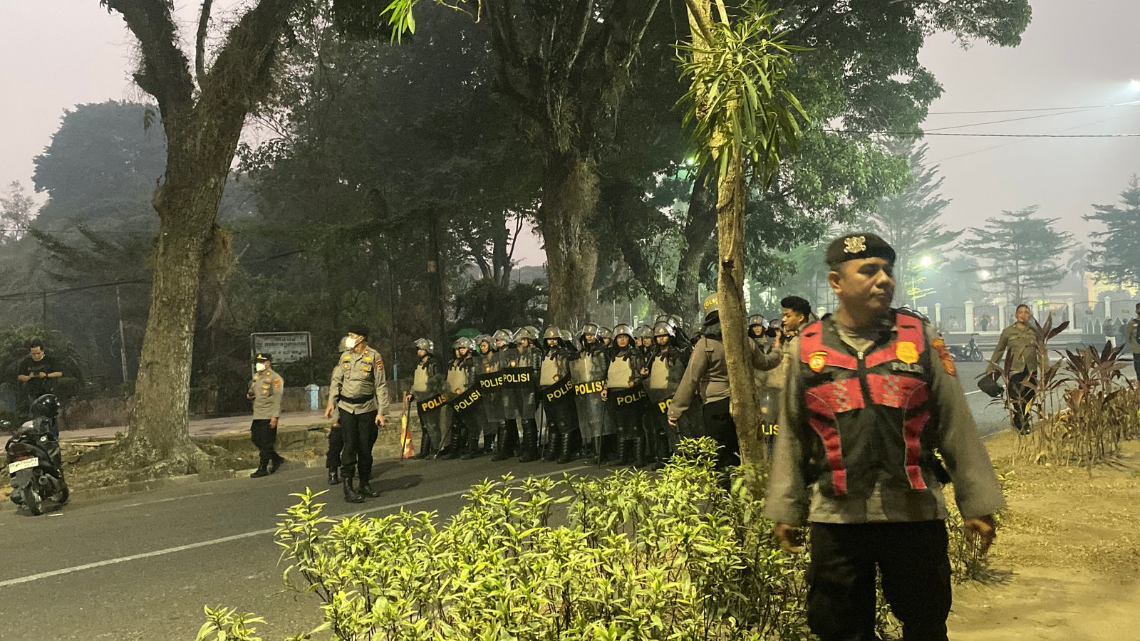 Massa menggelar aksi unjuk rasa terkait penanganan kabut asap di depan kawasan perkantoran Gubernur Jambi (Gracak.com/Yanto).
