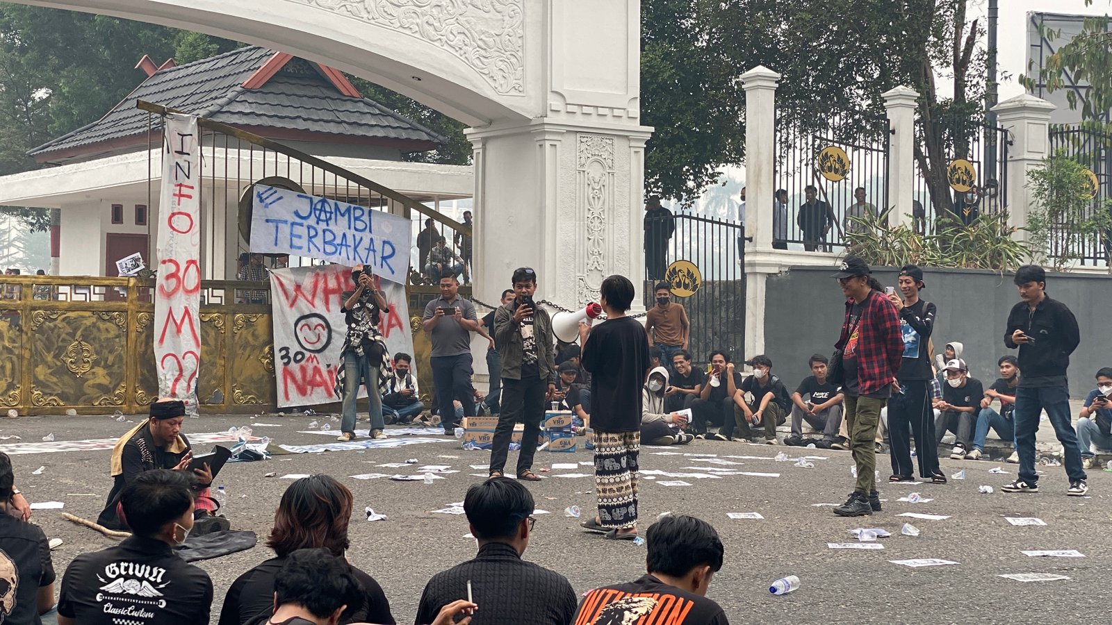 Massa menggelar aksi unjuk rasa terkait penanganan kabut asap di depan kawasan perkantoran Gubernur Jambi (Gracak.com/Yanto).