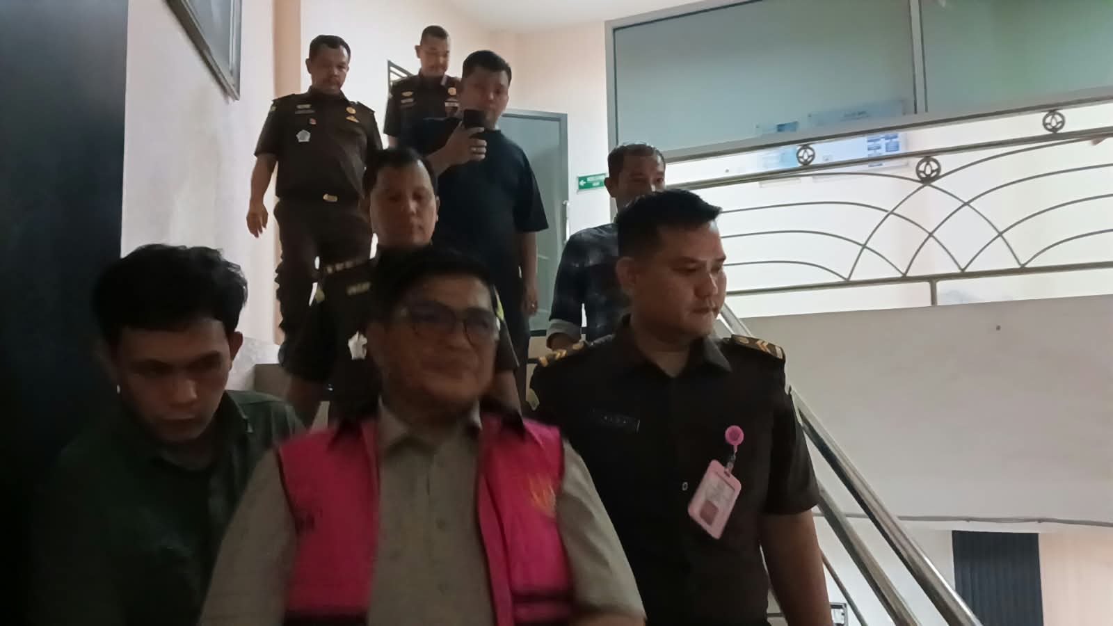 Kejaksaan Tinggi Jambi menetapkan enam orang sebagai tersangka dalam kasus dugaan korupsi pengelolaan anggaran Sekretariat DPRD Kabupaten Merangin tahun anggaran 2019–2024 dengan kerugian negara yang disebut mencapai Rp19,54 miliar. (Gracak.com/ Humas Kej