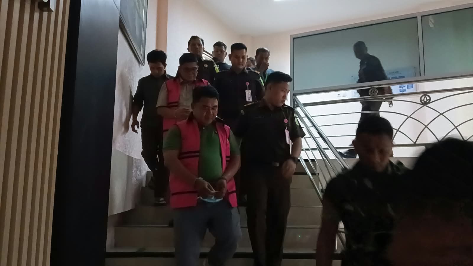 Kejaksaan Tinggi Jambi menetapkan enam orang sebagai tersangka dalam kasus dugaan korupsi pengelolaan anggaran Sekretariat DPRD Kabupaten Merangin tahun anggaran 2019–2024 dengan kerugian negara yang disebut mencapai Rp19,54 miliar. (Gracak.com/ Humas Kej