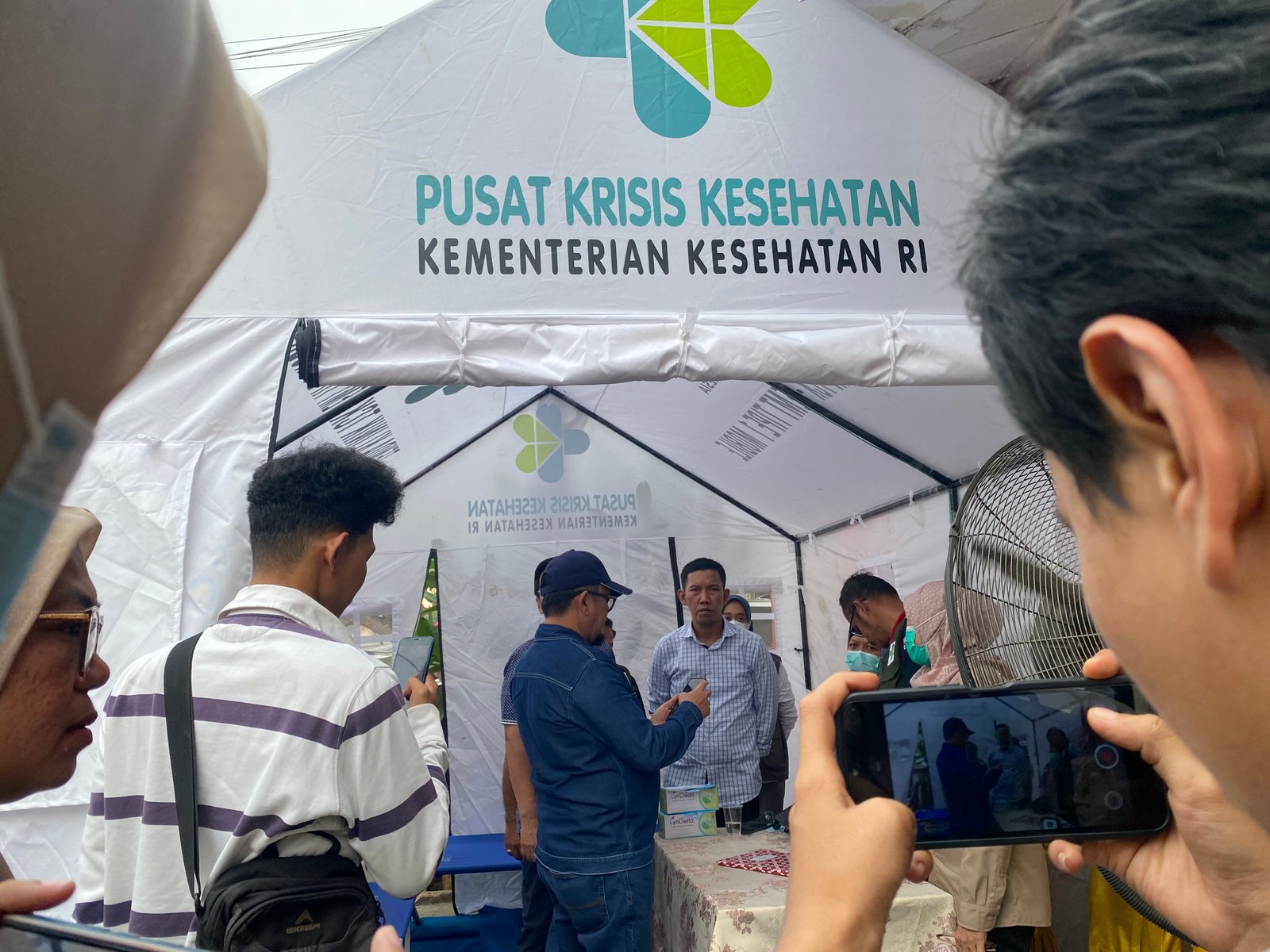 Wakil Ketua I DPRD Provinsi Jambi Ivan Wirata dan Wakil Ketua III DPRD Provinsi Jambi Faizal Riza meninjau posko pelayanan kesehatan gratis bagi masyarakat terdampak kabut asap karhutla di Kota Jambi (Gracak.com/ Danil Febriandi).