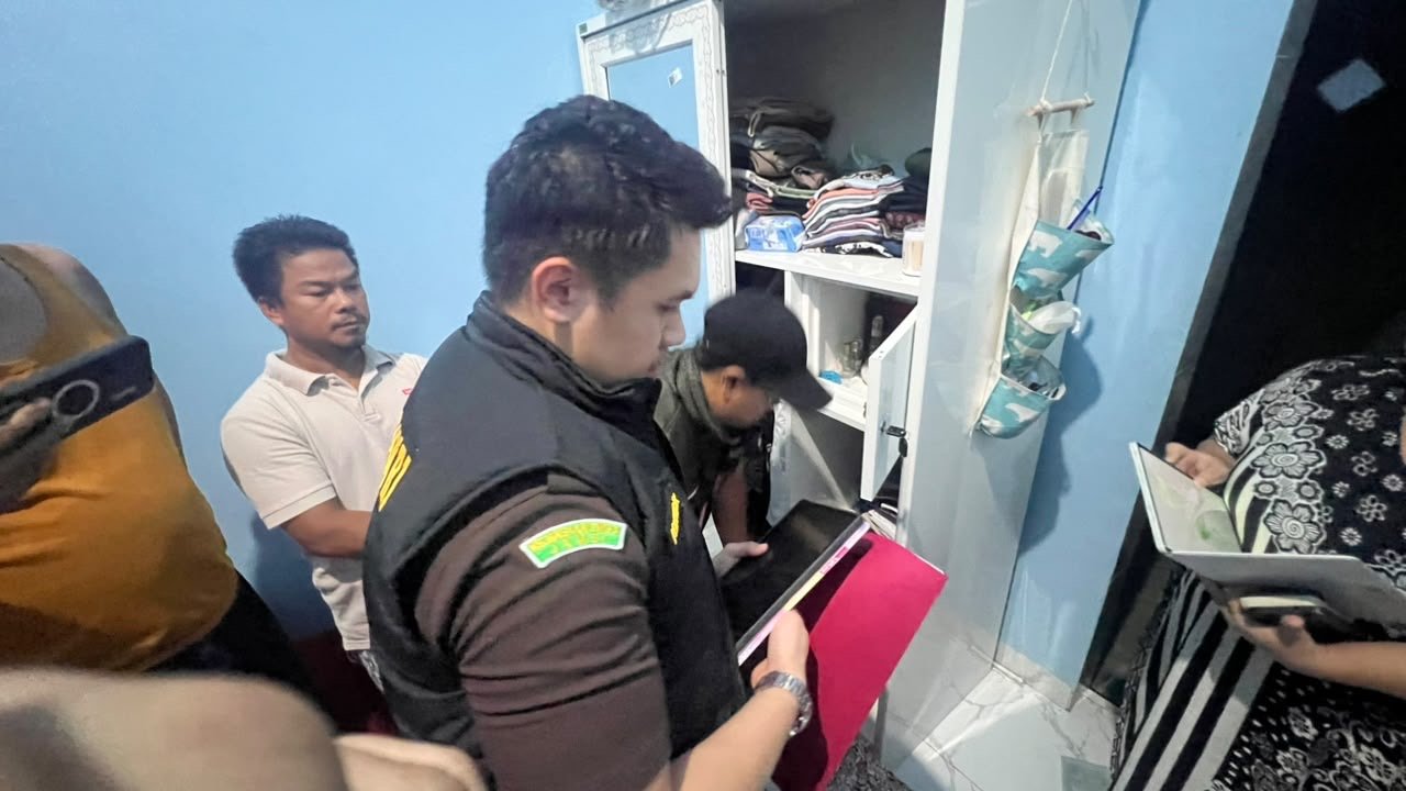 Kejati Jambi menyita dua unit mobil dan puluhan barang bukti dalam penggeledahan kasus dugaan korupsi anggaran DPRD Merangin periode 2019–2024 (Gracak.com/ Humas Kejati Jambi).