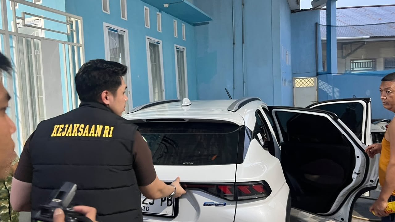 Kejati Jambi menyita dua unit mobil dan puluhan barang bukti dalam penggeledahan kasus dugaan korupsi anggaran DPRD Merangin periode 2019–2024 (Gracak.com/ Humas Kejati Jambi).